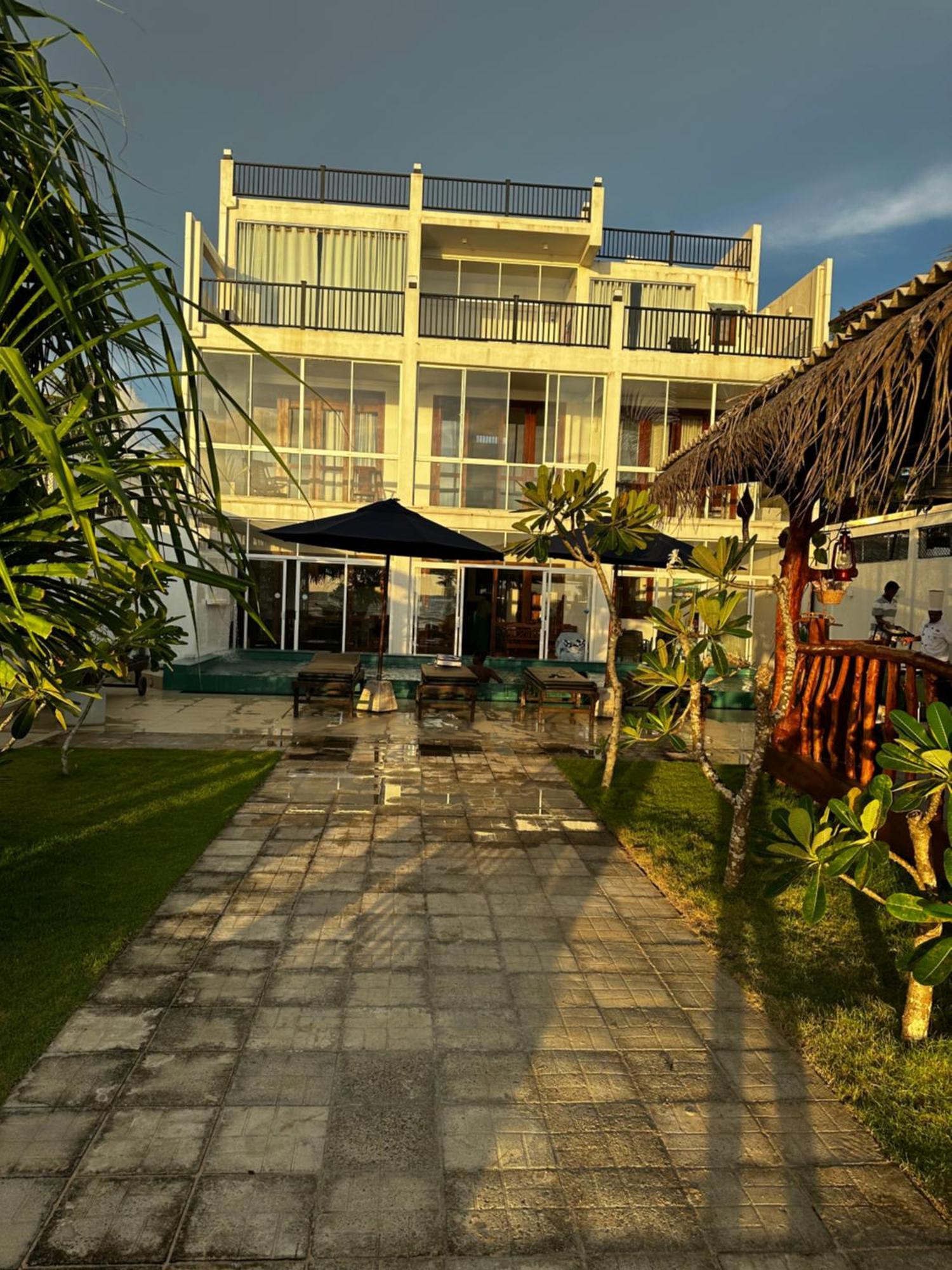 White Sand Villa - Beach Front Hikkaduwa Exterior photo