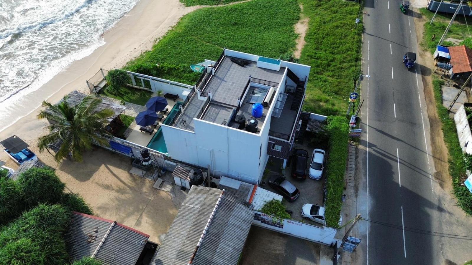 White Sand Villa - Beach Front Hikkaduwa Exterior photo