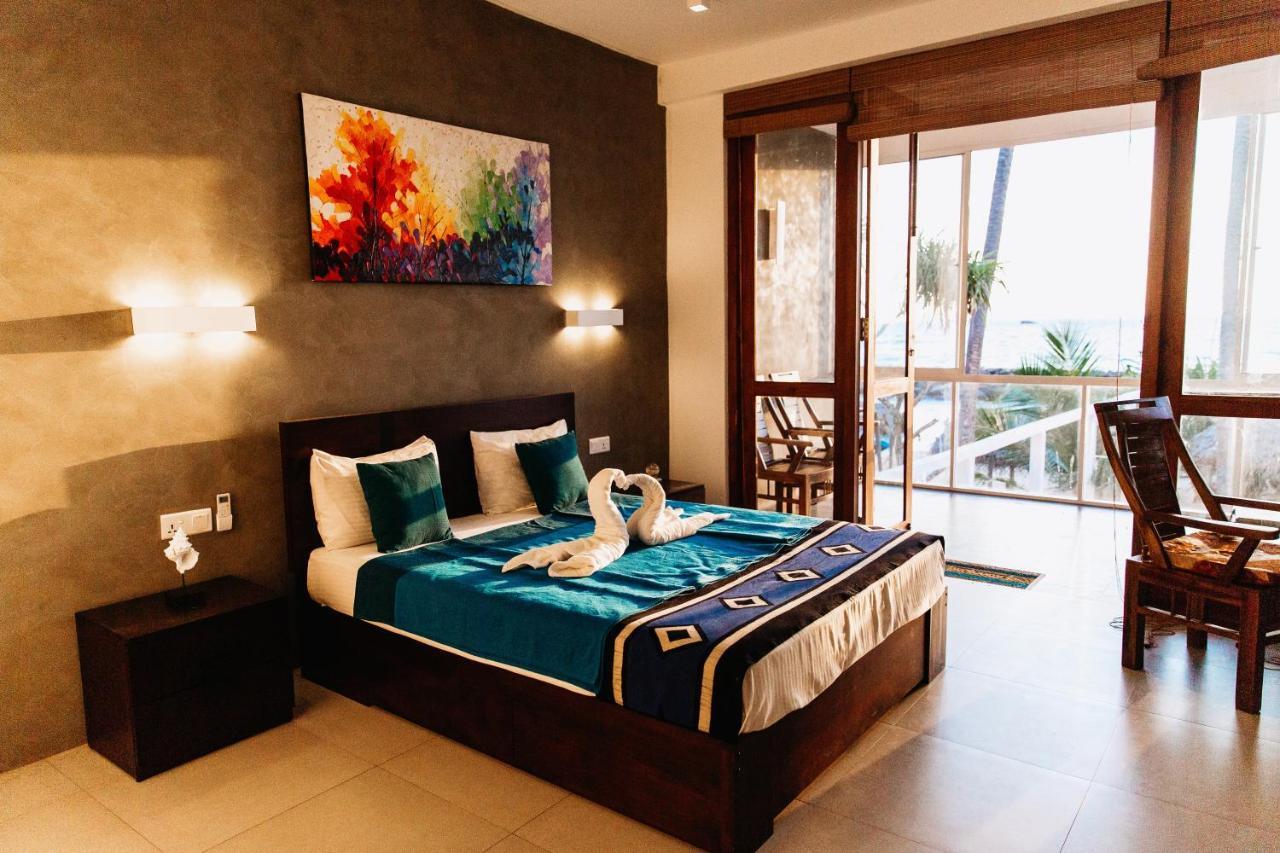 White Sand Villa - Beach Front Hikkaduwa Exterior photo