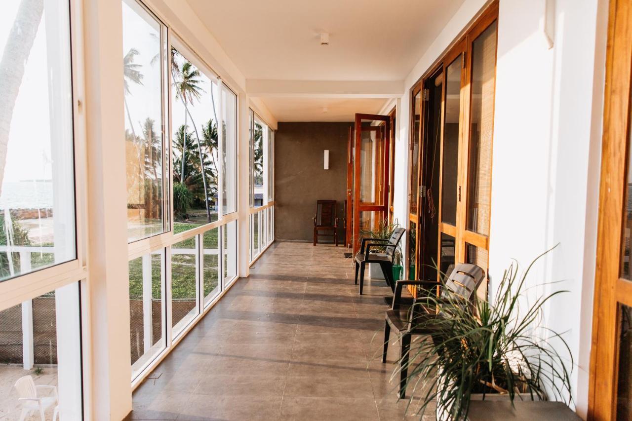 White Sand Villa - Beach Front Hikkaduwa Exterior photo
